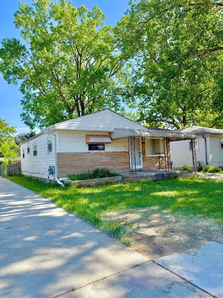 13335 Charlotte Avenue Warren City MI 48089