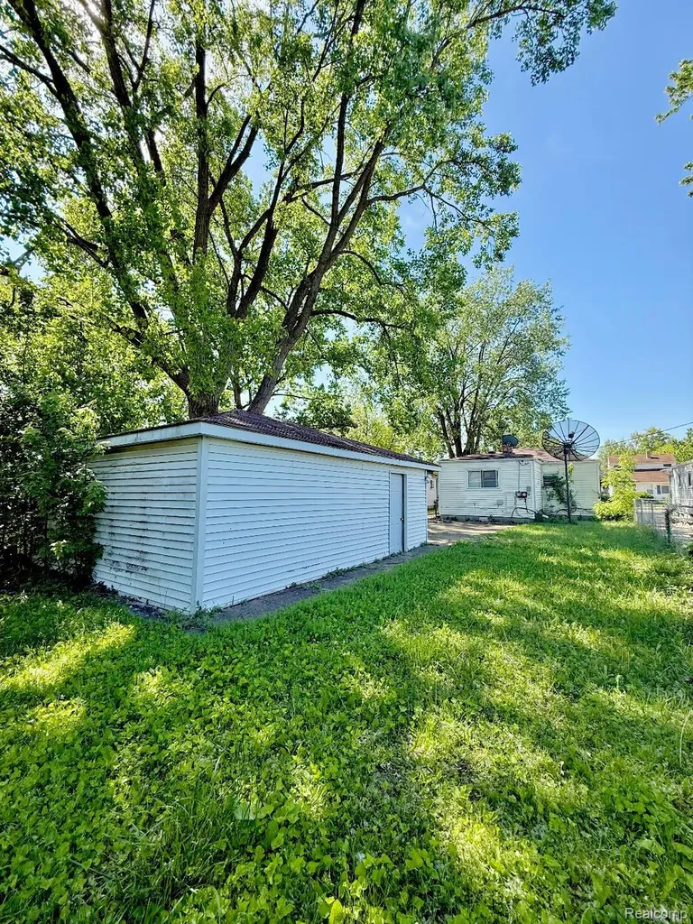 13335 Charlotte Avenue Warren City MI 48089