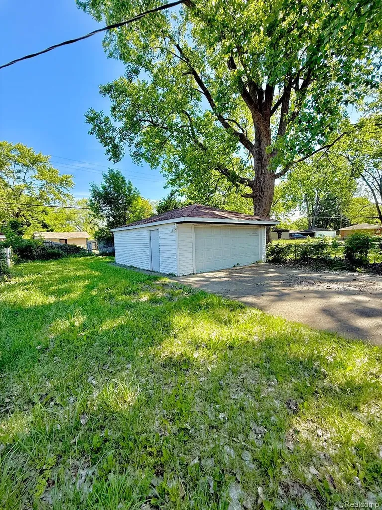13335 Charlotte Avenue Warren City MI 48089