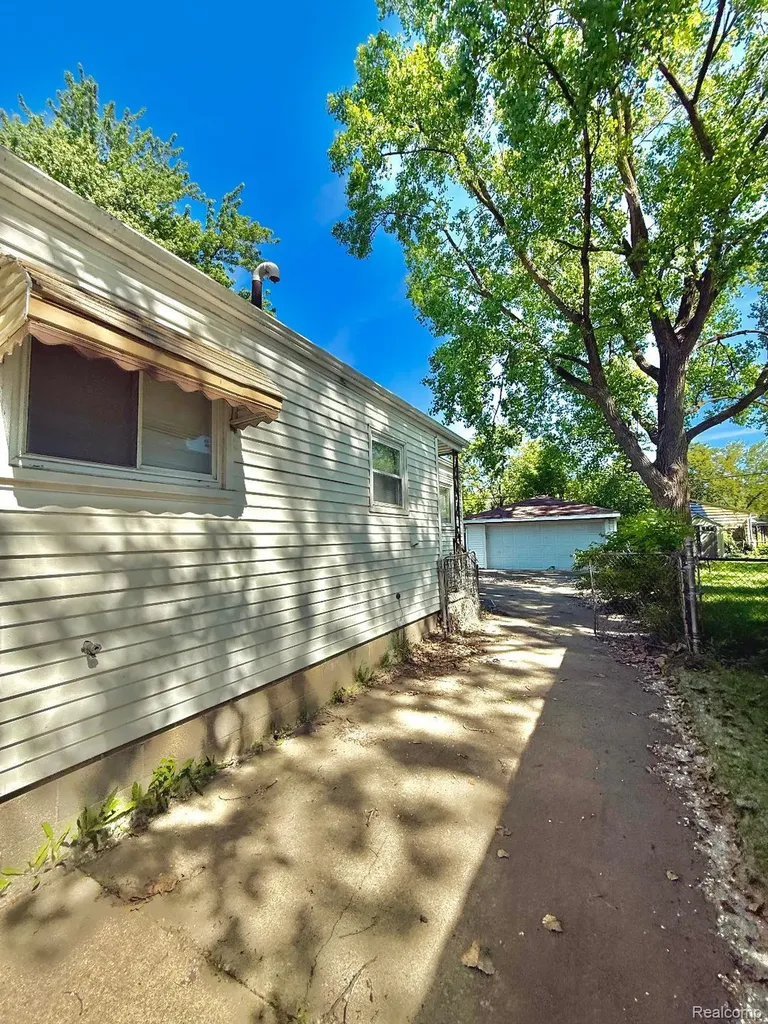 13335 Charlotte Avenue Warren City MI 48089