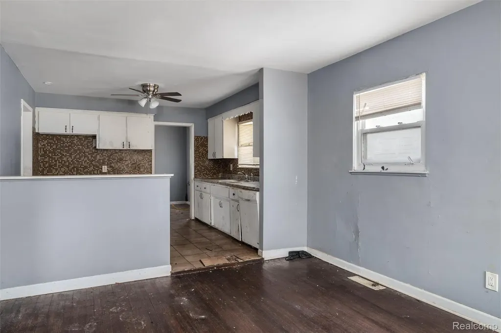 13335 Charlotte Avenue Warren City MI 48089