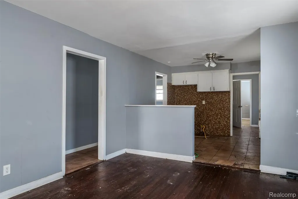 13335 Charlotte Avenue Warren City MI 48089