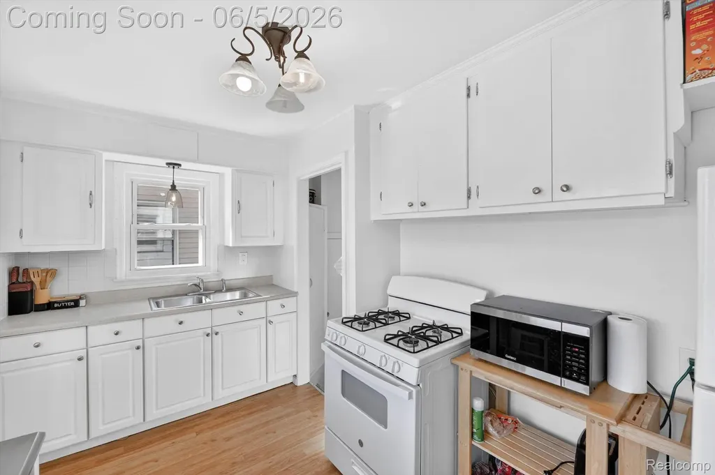 612 Mayflower Avenue Lincoln Park City MI 48146