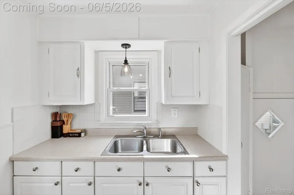 612 Mayflower Avenue Lincoln Park City MI 48146