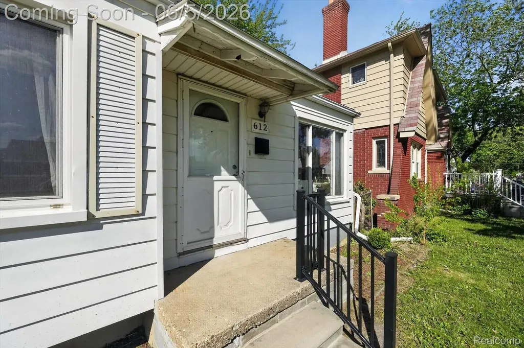 612 Mayflower Avenue Lincoln Park City MI 48146