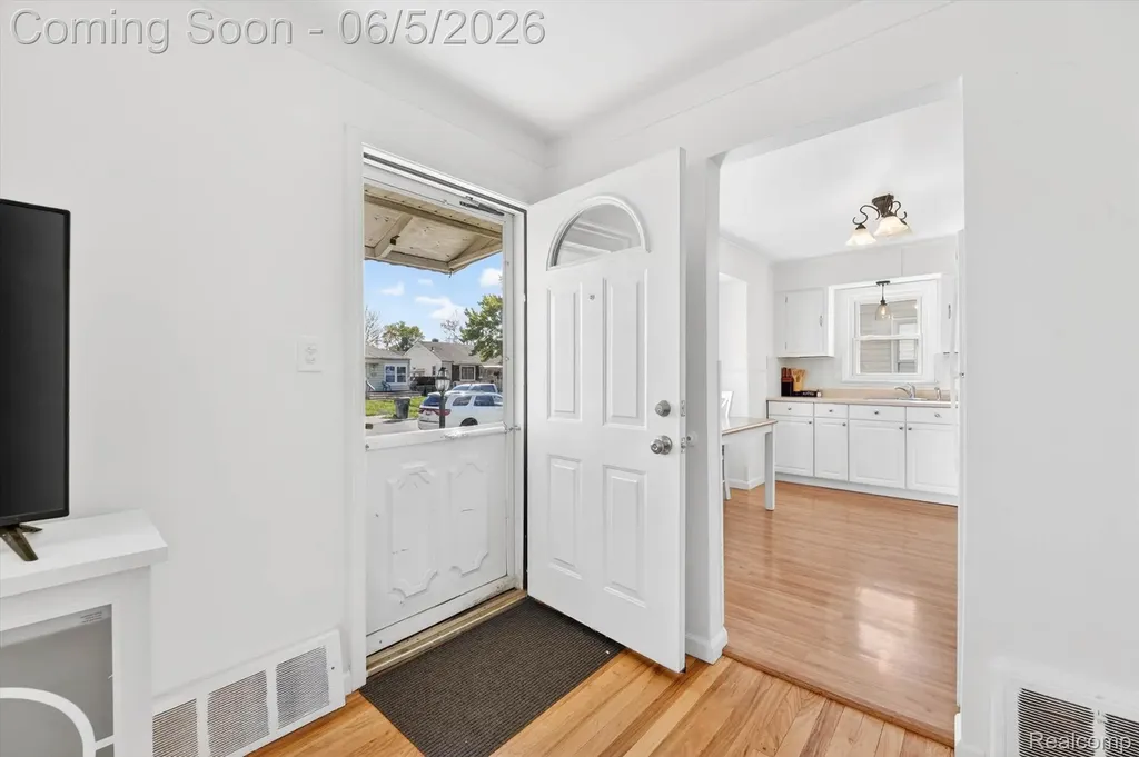 612 Mayflower Avenue Lincoln Park City MI 48146