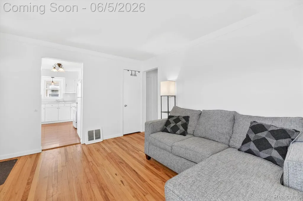 612 Mayflower Avenue Lincoln Park City MI 48146