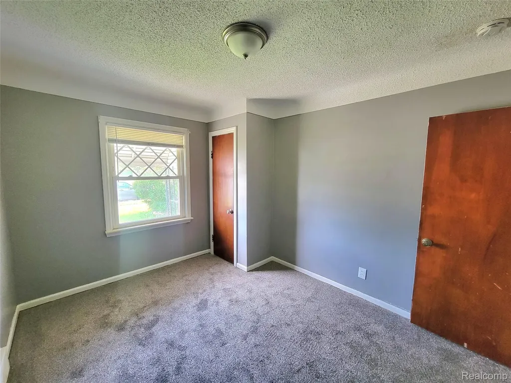 13505 Saint Andrews Avenue Warren City MI 48089