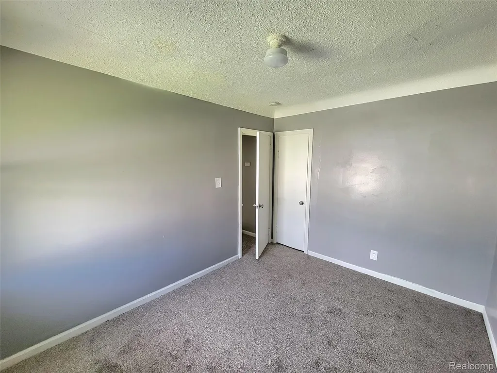 13505 Saint Andrews Avenue Warren City MI 48089