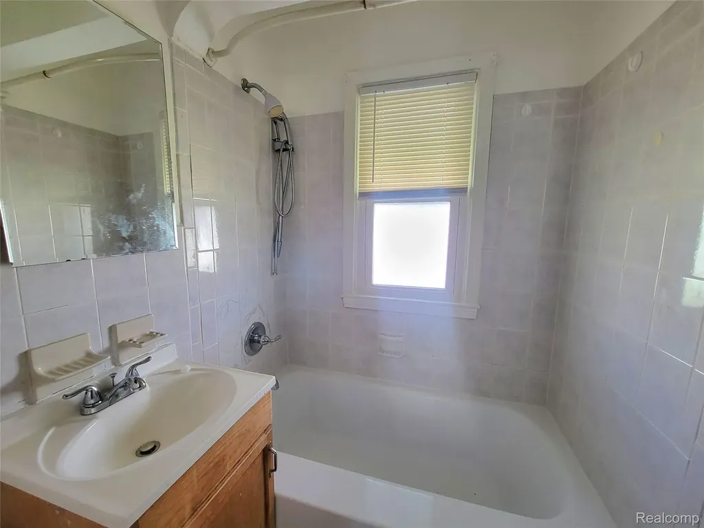 13505 Saint Andrews Avenue Warren City MI 48089