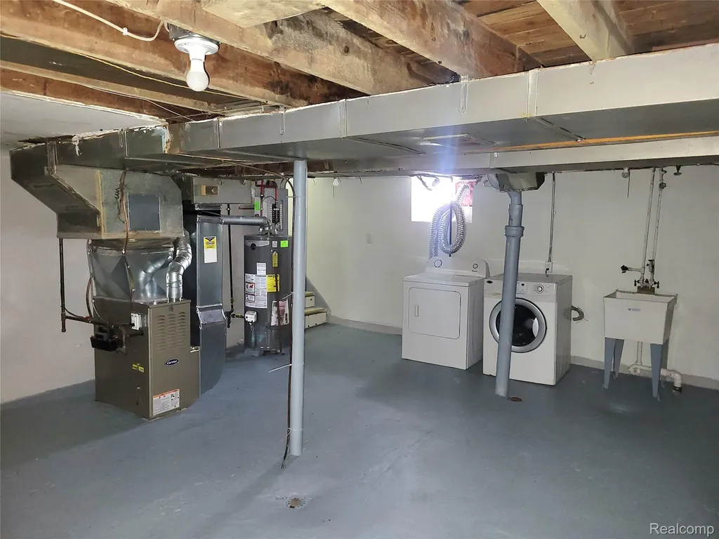 13505 Saint Andrews Avenue Warren City MI 48089