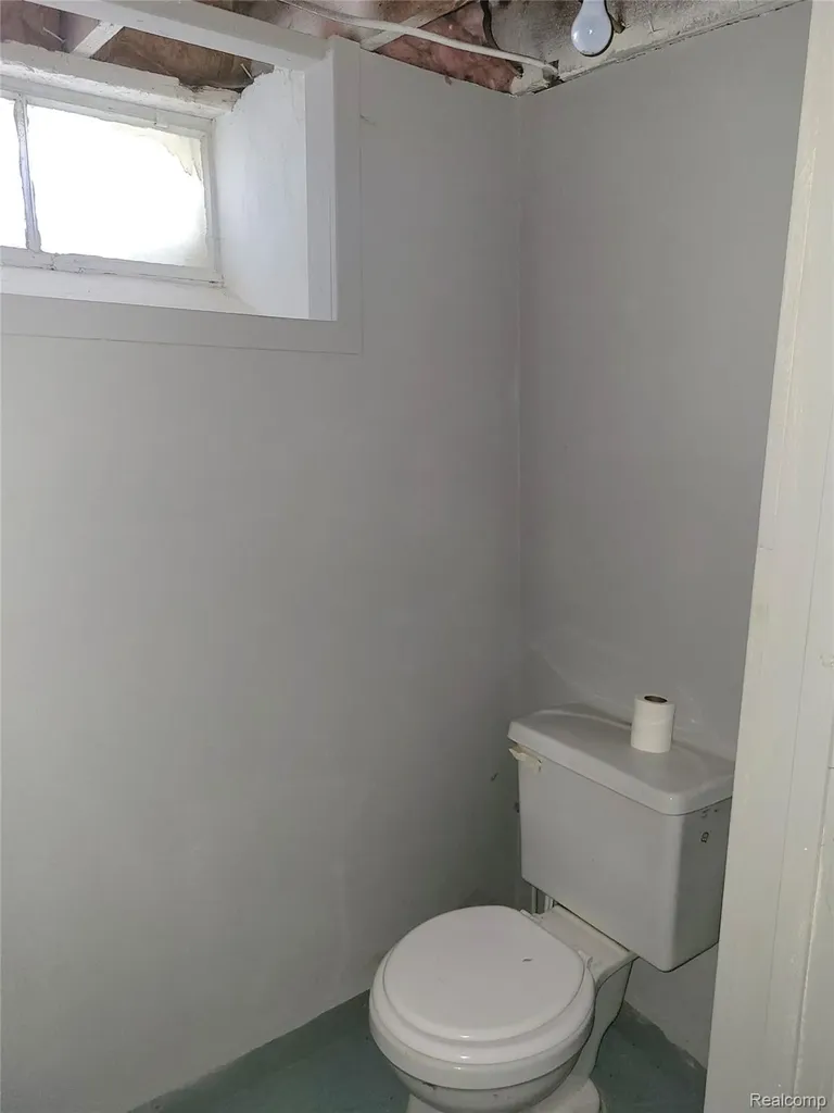 13505 Saint Andrews Avenue Warren City MI 48089