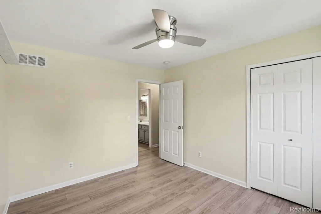 6917 Chesterfield Waterford Charter Township MI 48327