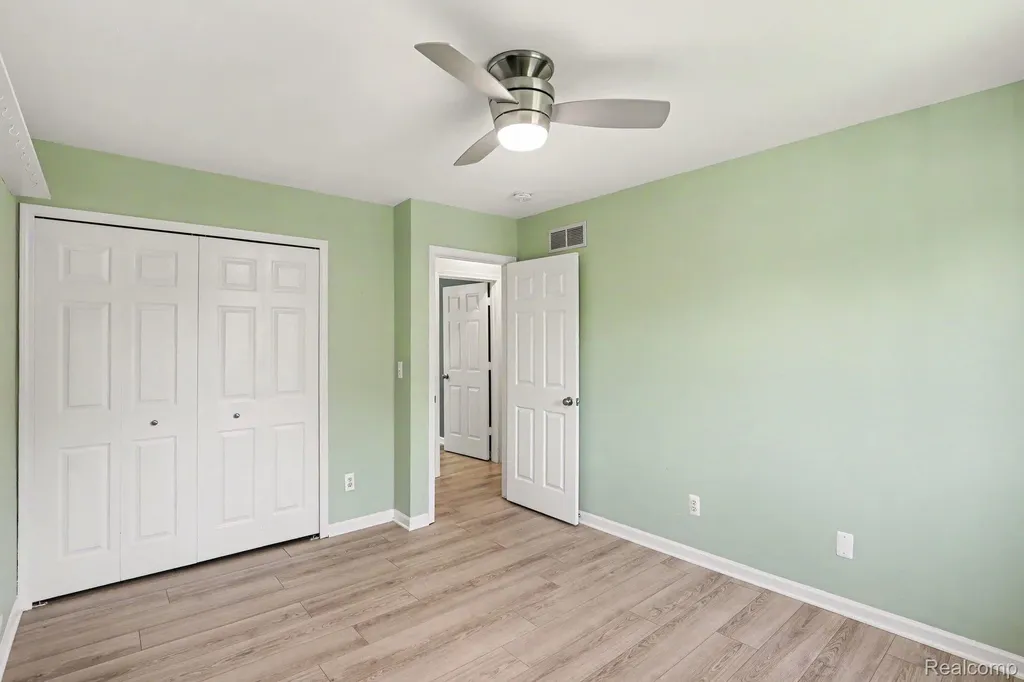 6917 Chesterfield Waterford Charter Township MI 48327