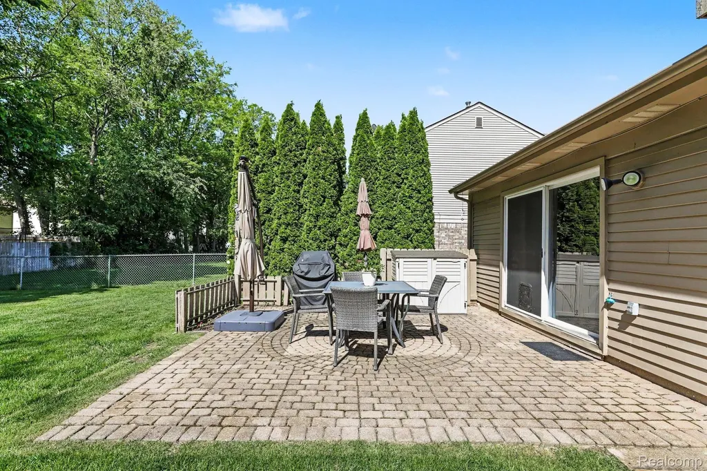 6917 Chesterfield Waterford Charter Township MI 48327
