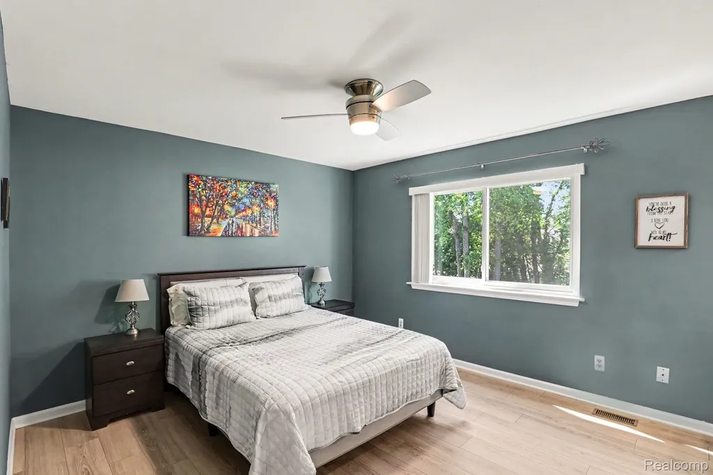 6917 Chesterfield Waterford Charter Township MI 48327