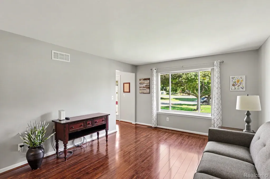 6917 Chesterfield Waterford Charter Township MI 48327