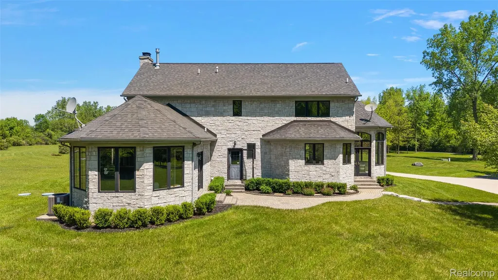 62502 Wayfaring Road Ray Township MI 48096