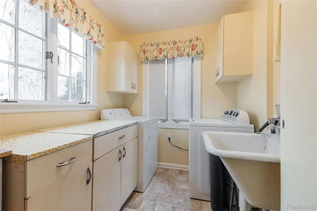 29863 East River Road Grosse Ile Township MI 48138
