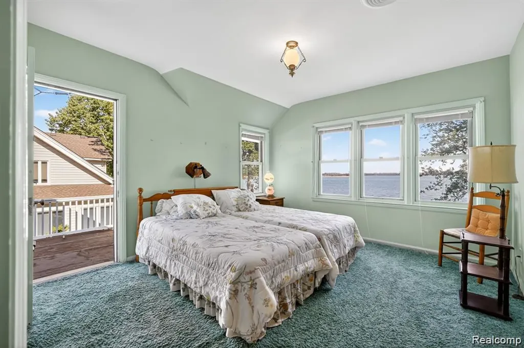 29863 East River Road Grosse Ile Township MI 48138