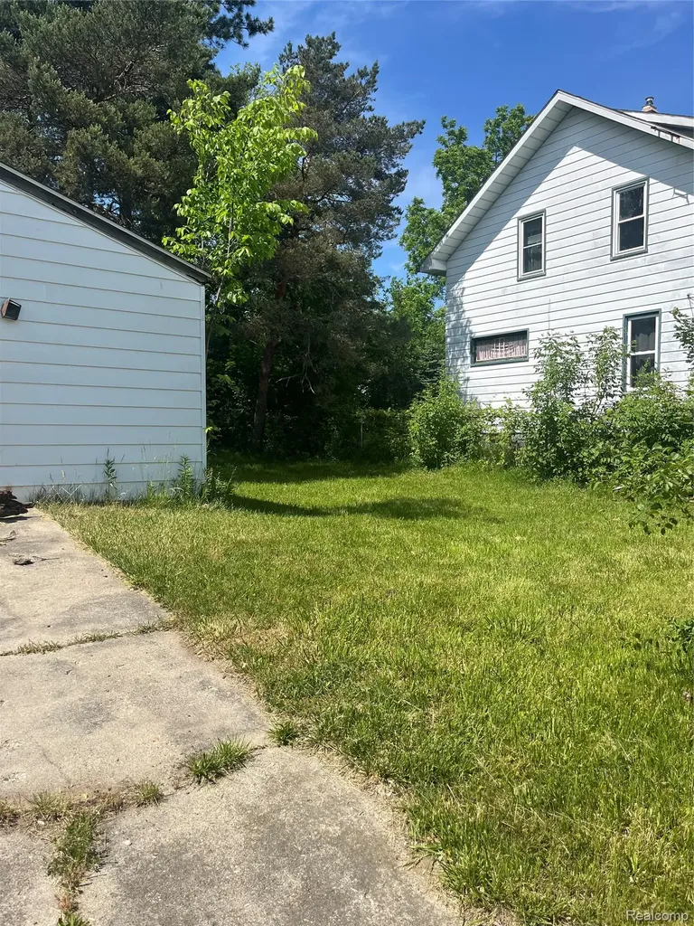 1006 W 8th Avenue Flint City MI 48504