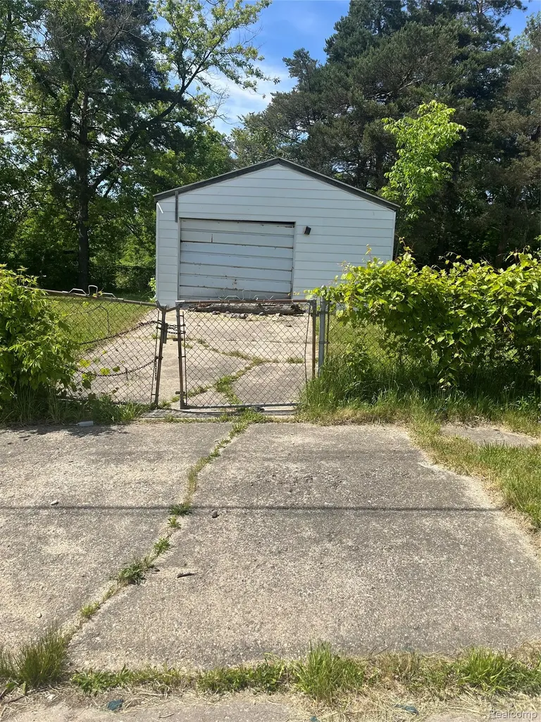 1006 W 8th Avenue Flint City MI 48504