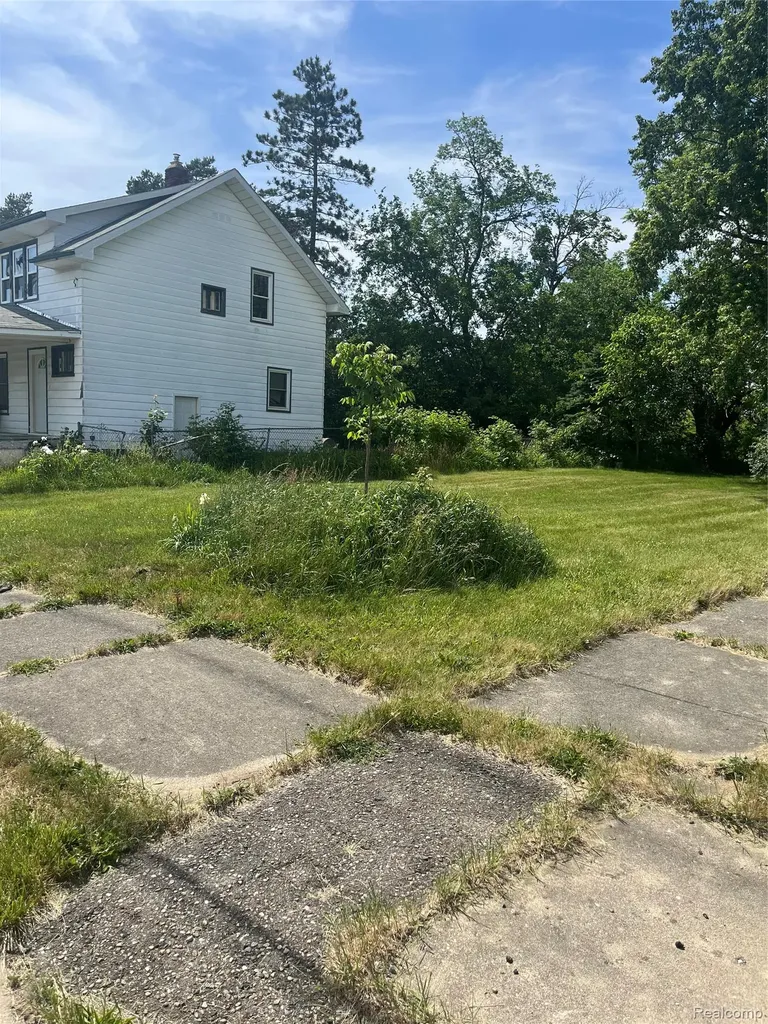 1006 W 8th Avenue Flint City MI 48504