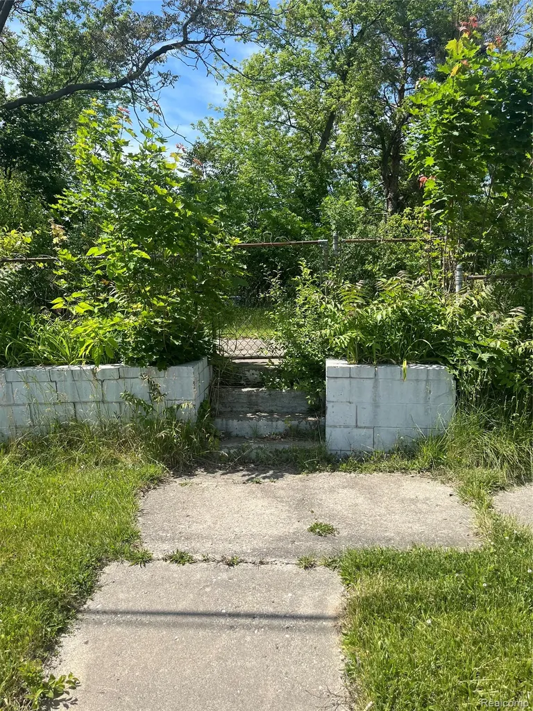 1006 W 8th Avenue Flint City MI 48504