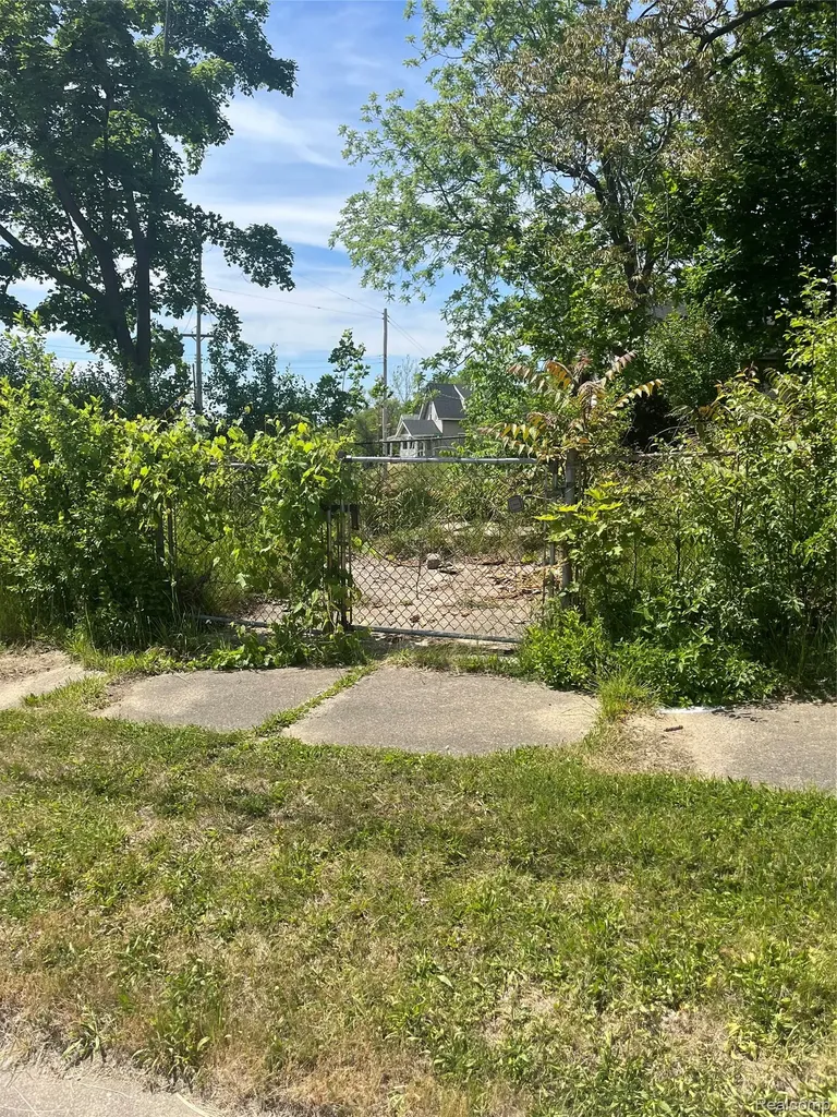 1006 W 8th Avenue Flint City MI 48504
