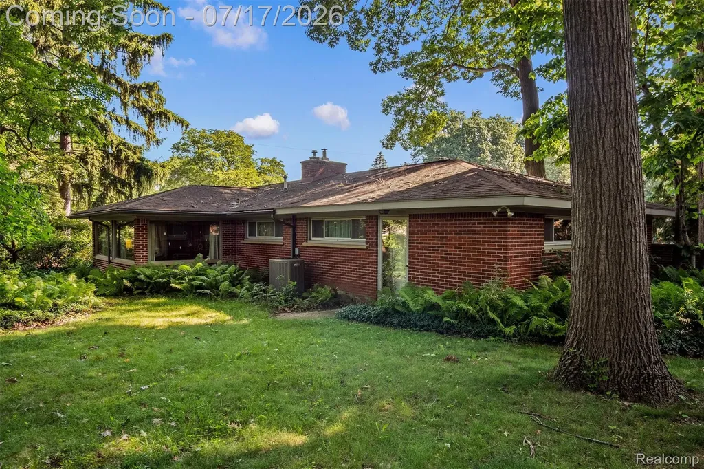23251 Cass Avenue Farmington City MI 48335