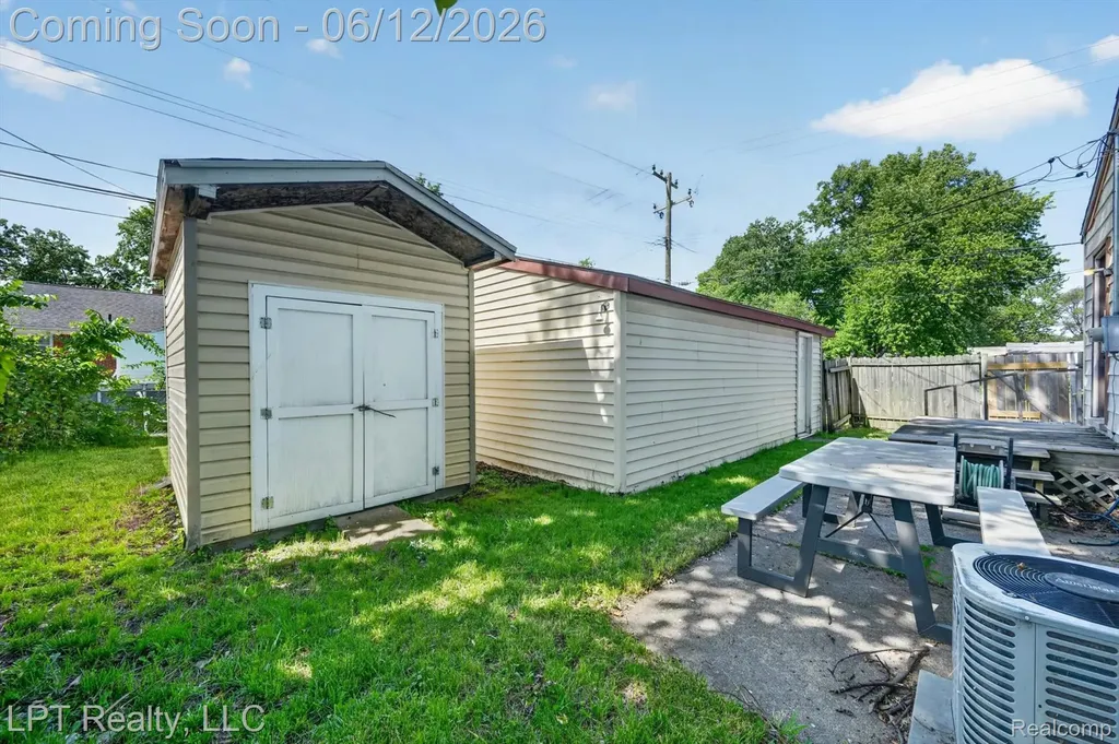 806 E Barrett Avenue Madison Heights City MI 48071