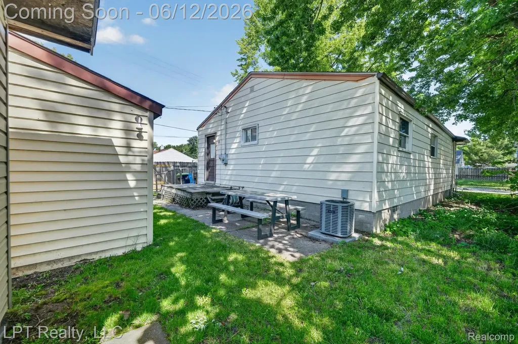 806 E Barrett Avenue Madison Heights City MI 48071