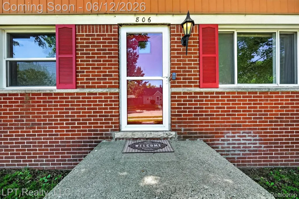806 E Barrett Avenue Madison Heights City MI 48071