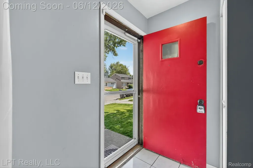 806 E Barrett Avenue Madison Heights City MI 48071