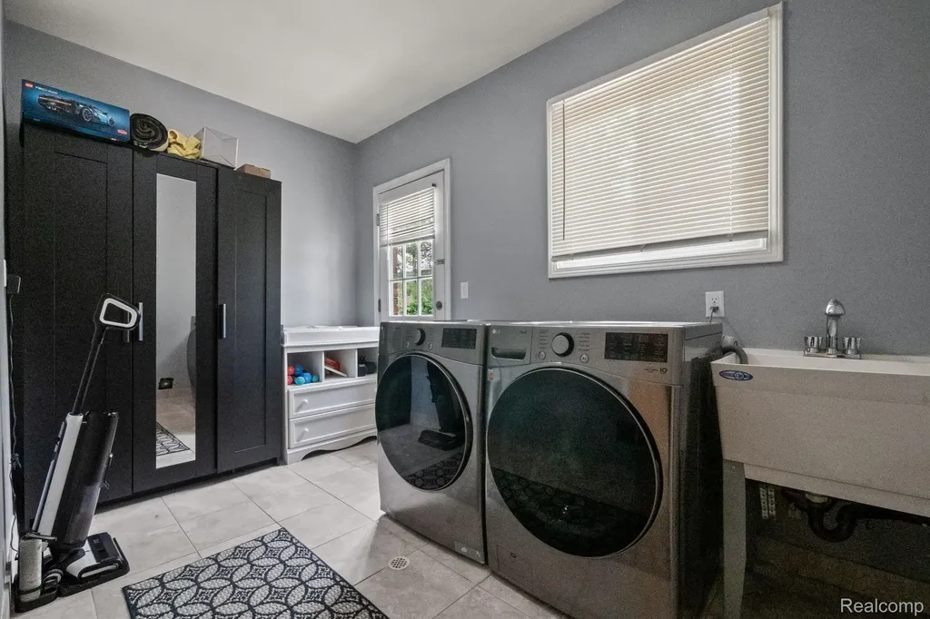 1916 Squirrel Valley Drive Bloomfield Hills City MI 48304