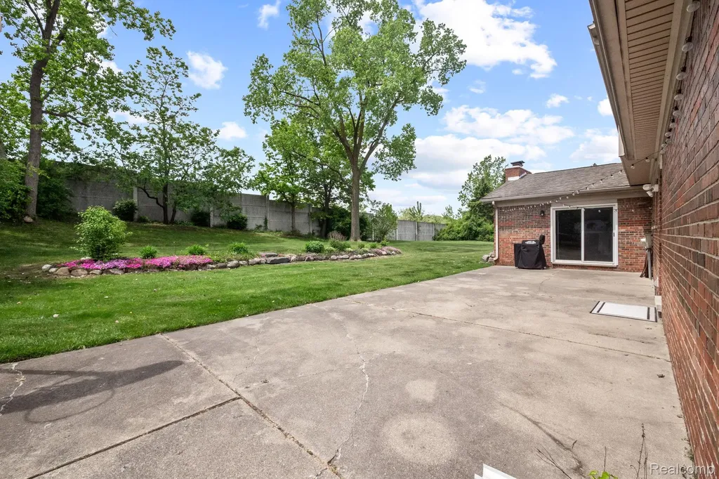 1916 Squirrel Valley Drive Bloomfield Hills City MI 48304