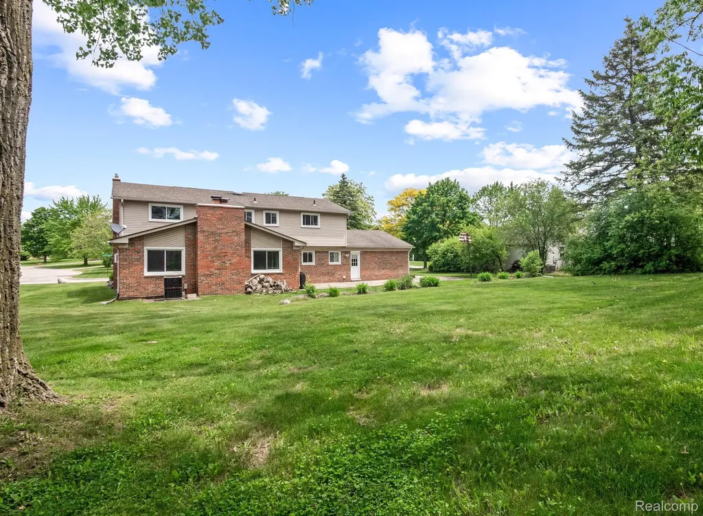 1916 Squirrel Valley Drive Bloomfield Hills City MI 48304