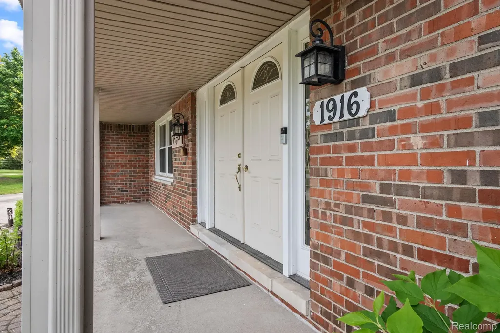1916 Squirrel Valley Drive Bloomfield Hills City MI 48304