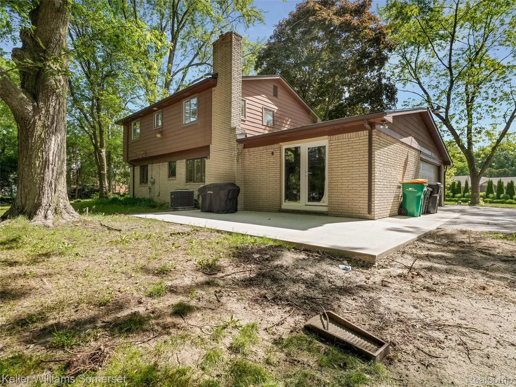 29523 Ravenscroft Street Oakland Charter Township MI 48331