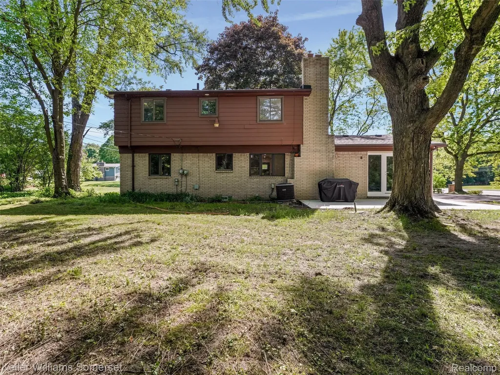 29523 Ravenscroft Street Oakland Charter Township MI 48331