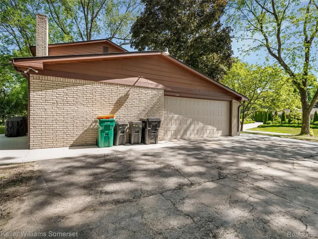 29523 Ravenscroft Street Oakland Charter Township MI 48331