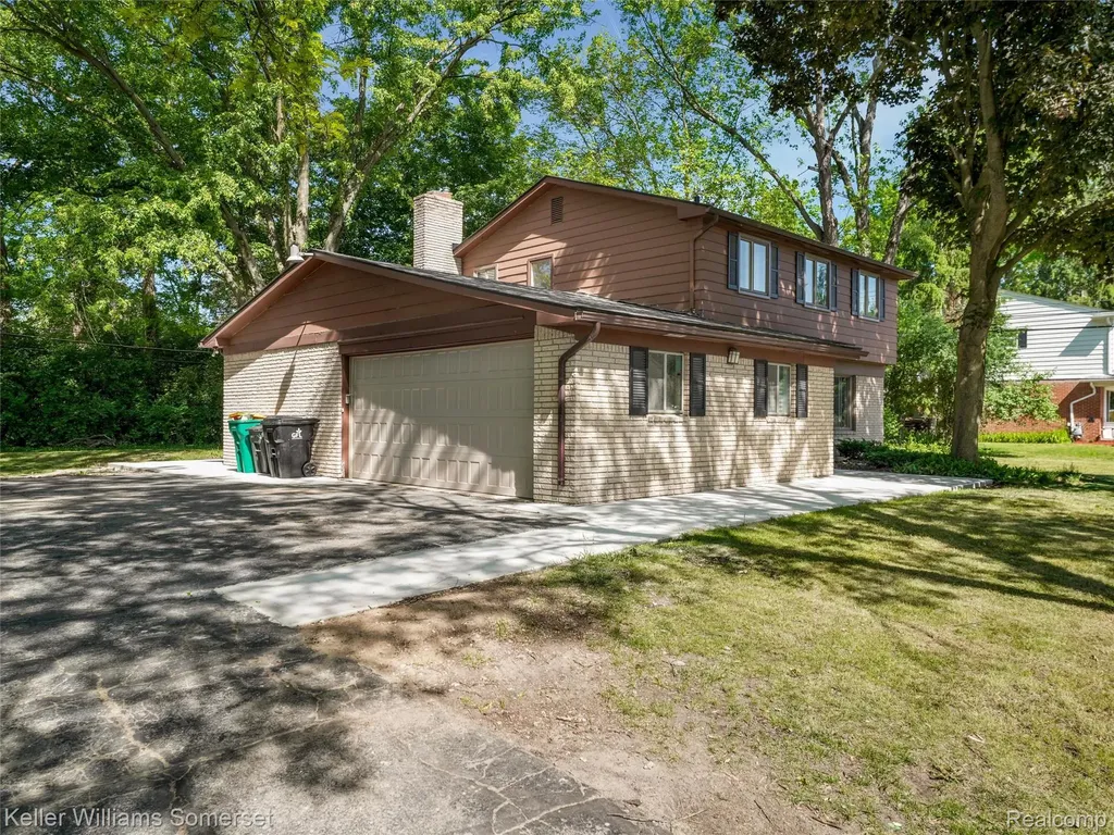 29523 Ravenscroft Street Oakland Charter Township MI 48331