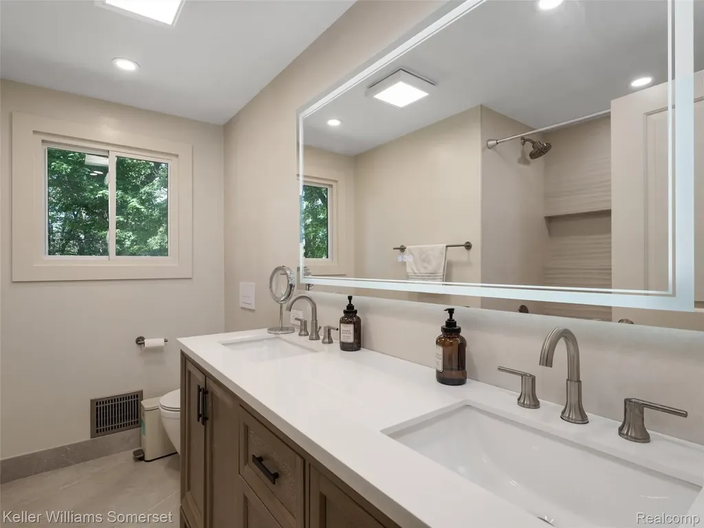 29523 Ravenscroft Street Oakland Charter Township MI 48331