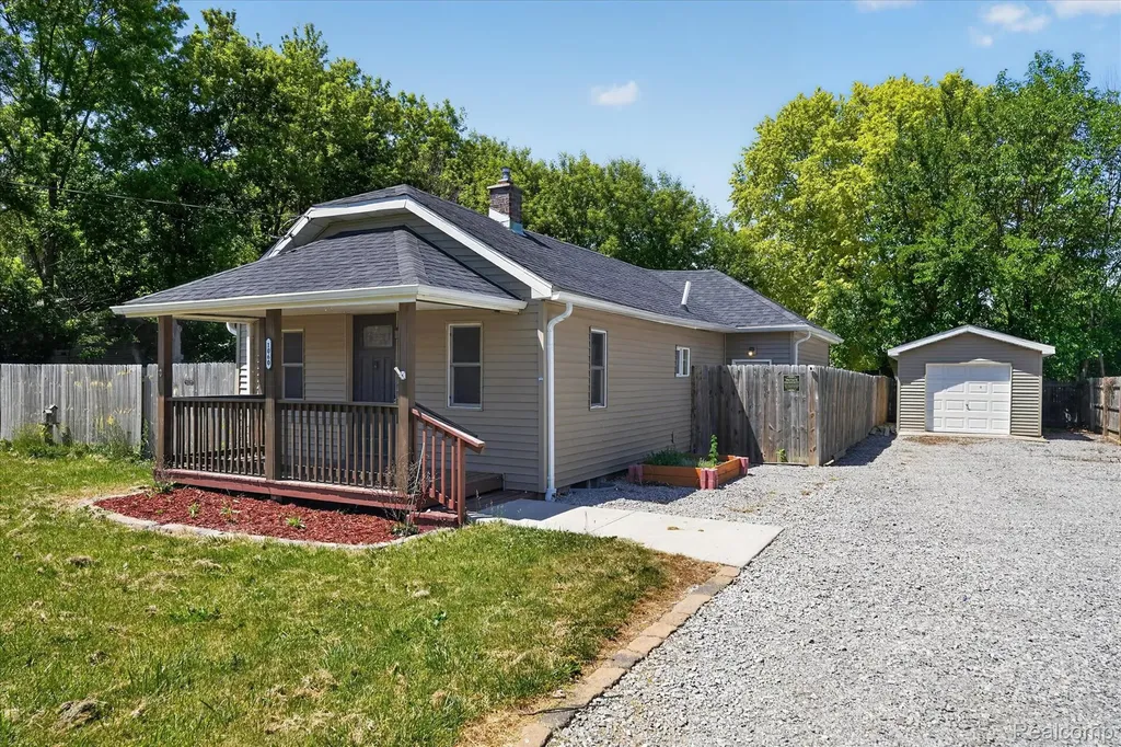 1060 W Williamson Avenue Flint Charter Township MI 48507