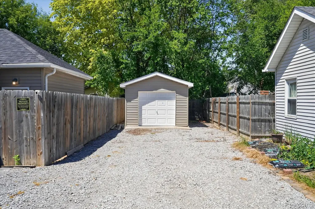 1060 W Williamson Avenue Flint Charter Township MI 48507
