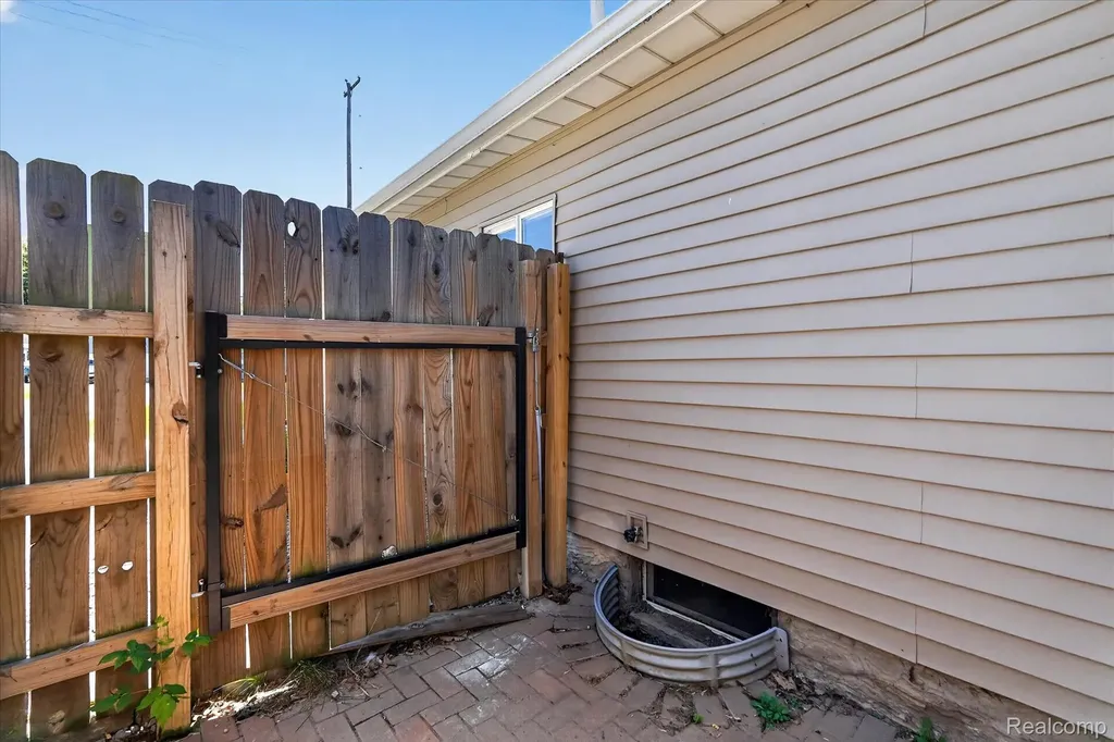 1060 W Williamson Avenue Flint Charter Township MI 48507