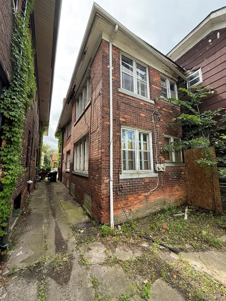 2052 Clairmount Street Detroit City MI 48206