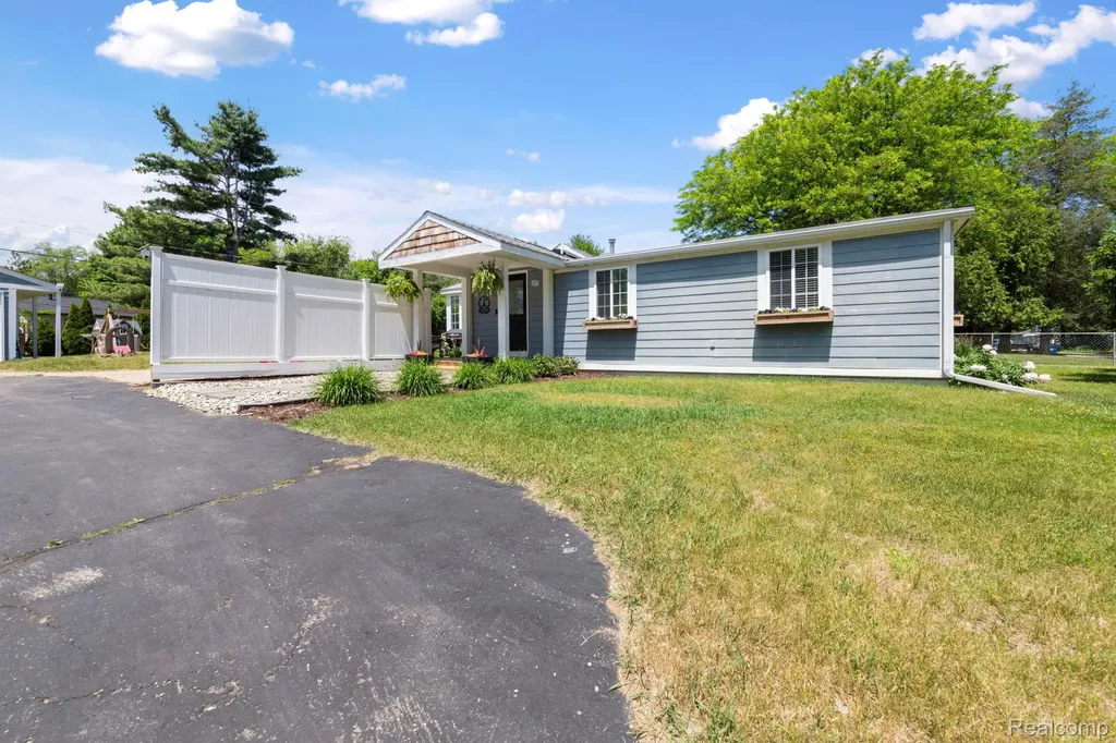 1570 Tamson Street West Bloomfield Charter Township MI 48324