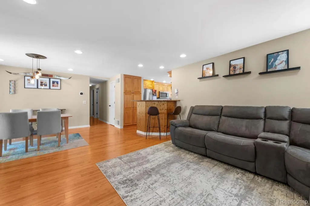1570 Tamson Street West Bloomfield Charter Township MI 48324