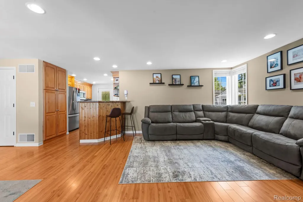1570 Tamson Street West Bloomfield Charter Township MI 48324